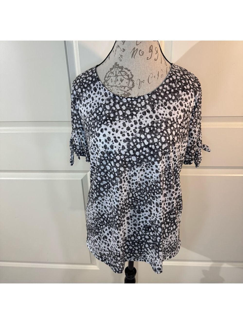 Emily Daniels Black, Gray and White Multi Dot Top with Tie Sleeves Large